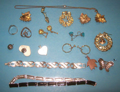 MIXED LOT OF VINTAGE COSTUME JEWELRY