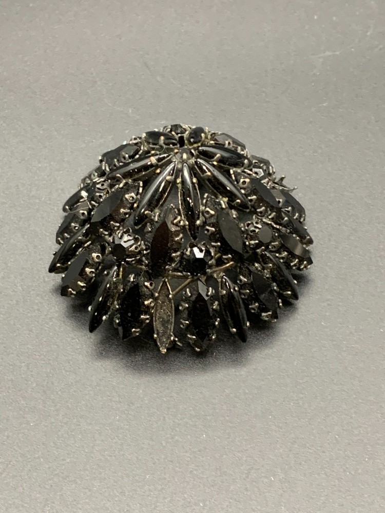 VINTAGE SCHREINER OF NEW YORK BLACK JET RHINESTONE Dome BROOCH (786)