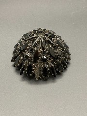 VINTAGE SCHREINER OF NEW YORK BLACK JET RHINESTONE Dome BROOCH (786)