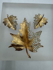 VINTAGE GOLD TONE PAVE CRYSTAL TEXTURED MAPLE LEAF BROOCH EARRINGS SET SIGNED