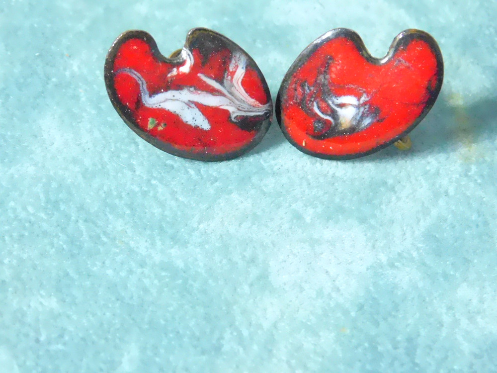 Vintage MCM Artisan Red Multi-Color Enamel On Copper Screw Back Earrings 1″L