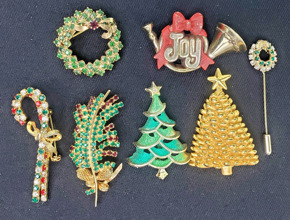 Lot of 7 Vintage Christmas Trees Wreaths Candy Cane French Horn Brooches