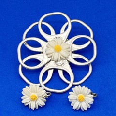 Vintage Daisy Jewelry Set Upcycle Brooch Clip On Earrings