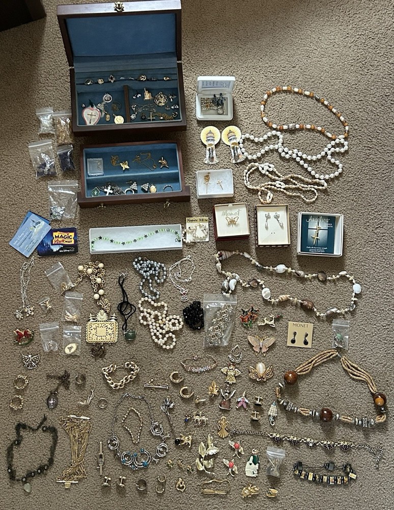 Huge Vintage Estate Costume Jewelry Lot About 125 Pieces Many Wearable