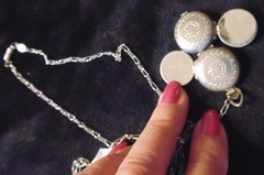 Vtg. 1928 Chain w Round Photo Pendant – OPEN UP FOUR 4 PHOTO CHAMBERS – Unique!
