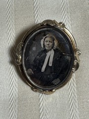 c1850 DAGUERREOTYPE Photo Antique Gold Filled Pin Brooch Woman Banana Curls