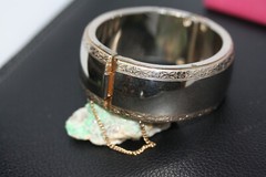 Vintage Silver Alloy Metal Ladies Engraved edge Bangle 1″ Wide Bracelet 6″ 56Gr