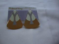 VINTAGE 1970s SAMUEL HUANG CLOISONNE RETRO ABSTRACT GRAY & WHITE ENAMEL EARRINGS