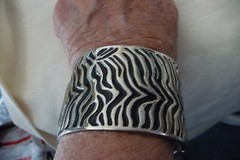 ZEBRA STRIPES SILVER & BLACK TONE HINGED BANGLE #195A BRACELET MAGNET CLASP