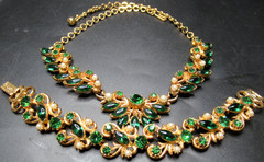 FLORENZA Beautiful Green Rhinestone Faux Pearl Necklace Bracelet Set