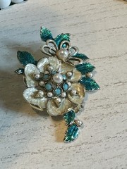 Vtg. Monet Gold Tone Faux Pearl Teal Enamel Flower Brooch BinC