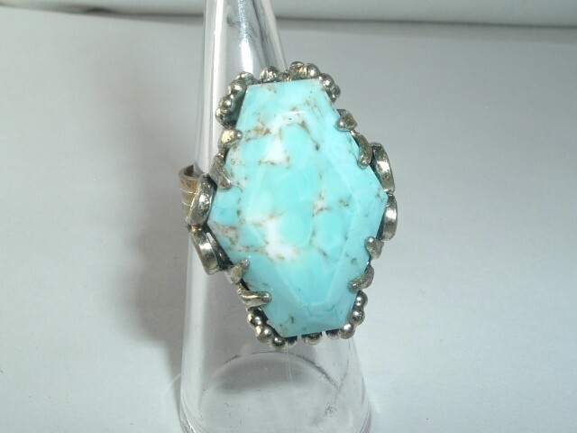 VINTAGE FAUX TURQUOISE PLASTIC GEM ADJUSTABLE BAND COCKTAIL RING