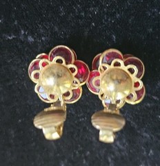 Vtg Flower Clip On Eearings Faceted Red Crystals Rhinestone Layered Gold Tone