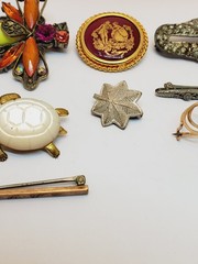 Vintage Brooch Estate Jewelry Brooch Lot For Repair!(26)