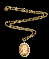 Vintage Cameo Pendant Necklace With Ornate Chain & Intricate Profile Design