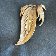 Crown Trifari 1955-1969 Brushed Gold Tone Leaf Signed Pin Brooch