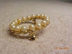 VINTAGE GOLDTONE METAL FAUX PEARL LINED ROUND BROOCH 1 1/8″ ROUND