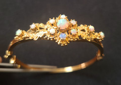 Exceptional Victorian 14 KT solid yellow gold and opal hinged bangle bracelet