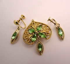 Vintage Peridot Green Rhinestone Gold Tone Brooch Pin Screw Dangle Earrings Set