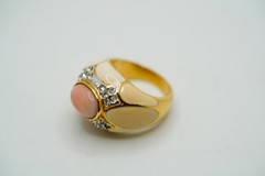 Vintage UNIQUE 18k HGE Fauk Angel Skin Coral Cream Enamel Ring Size 6.25 JB49