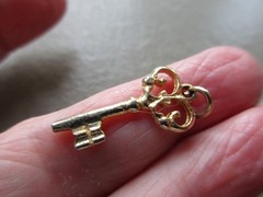 VINTAGE RETRO GOLD TONE FANCY ANTIQUE KEY FOB CHARM PENDANT NECKLACE BRACELET UK