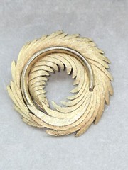 Vintage Brooch Pin Goldtone Metal Round Twisted Feather Design Greek Theme