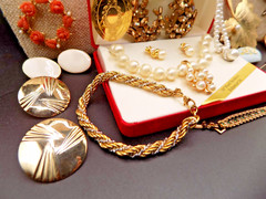 VINTAGE JEWELRY LOT Many Signed Necklaces Brooches Earrings & Bracelets (L2)