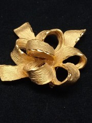 RARE 1950s TONA Textured Diamond Cut 3D Bow Design Brooch