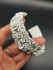 VTG Celluloid Hinged Clamper Bracelet with Roses Daisies Flowers – Small Wrist