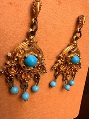 Vintage ART Mode Faux Turquoise Chandelier Earrings – Gold Tone Etruscan Style