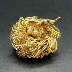 Vintage Gold Tone 3D Mother Bird On Nest With Faux Pearl Wire Work Brooch Pin