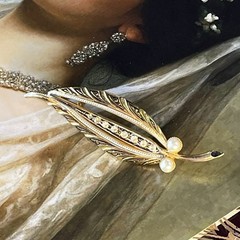 Vintage Damascene Leaf Brooch – Faux Pearls – Rhinestones – Gold Tone – 2.25”
