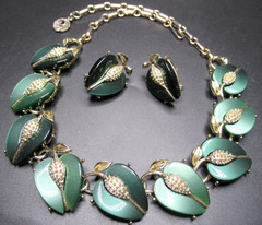 LISNER Dark Green Thermoset Leaves Vintage Necklace Earring Set