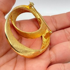 Vintage Gold-Tone Metal Engraved Hammered Abstract Swirling Double-Ring Brooch