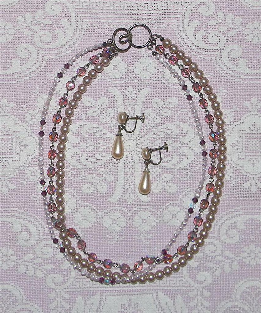 BEAUTIFUL VTG. LAVENDER AURORA BOREALIS & FAUX PEARL BEAD NECKLACE & EARRING SET