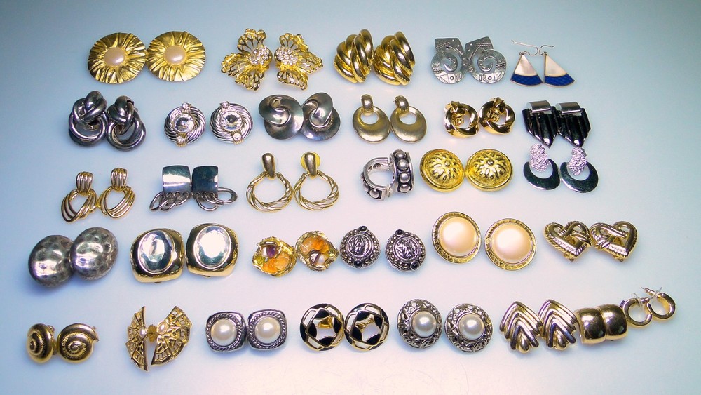 Huge Lot 80s Vint. Earrings 29pr Gold Tone Doorknocker Monet – Isle of Skye etc.