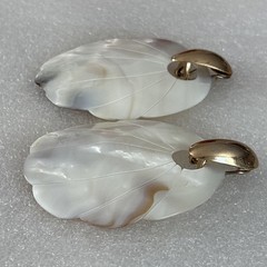 VTG GENUINE MOTHER OF PEARL SHELL GOLD ACCENT 2.75” PETAL DANGLE EARRINGS NEW