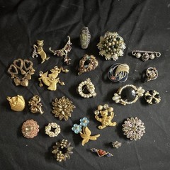 Vintage 23pc Mixed Lot Brooches & Pins Rhinestone Faux Pearl Enamel color stones