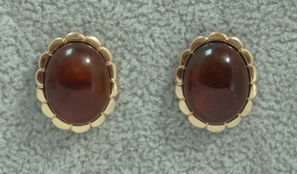 Unsigned Vintage Avon Turtle Bay Pierced Earrings