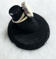 UNBRANDED SILVER/NICKEL SILVER (?) OVAL MOTHER OF PEARL RING SIZE 4.25
