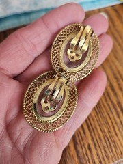 Vtg WHITING & DAVIS Reverse Carved Glass CAMEO Gold Tone Clip Earrings 1-1/8”