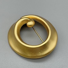 AK Brooch Abstract Modernist Swirl Round Gold Tone Art Pin Retro Costume Jewelry