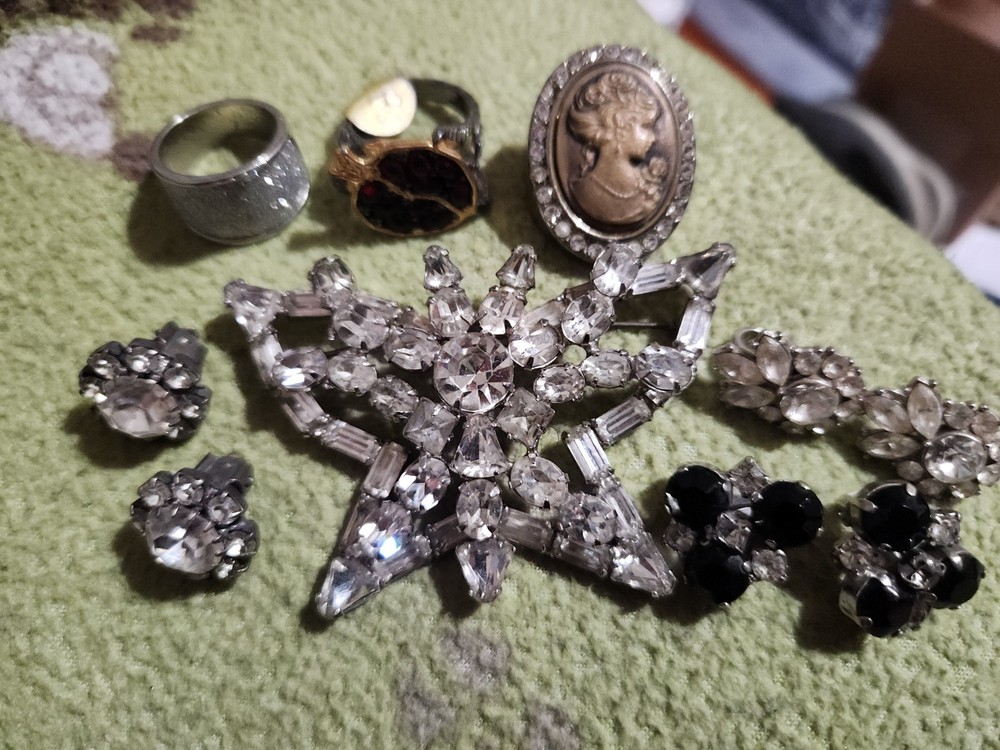 Vintage Jewelry lot, Mostly Rhinestone pieces. Brooch, earrings & Rings