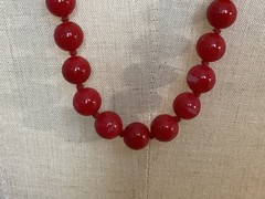 VINTAGE AUTHENTIC HAND KNOTTED BRILLENT CORAL BEAD NECKALCE MUST SEE NO RES