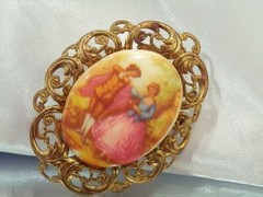 Vintage 70’s Lovers Cameo Pretty Ornate Brass Classic Oval Setting Brooch 595ag0