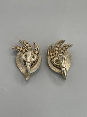 Vintage Crown Trifari Textured GoldTone Green Crystals 1.1” Clip On Earrings