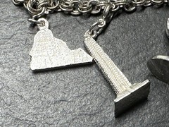 7 VINTAGE USA TRAVEL CHARMS & 7″ SILVER TONE BRACELET M195