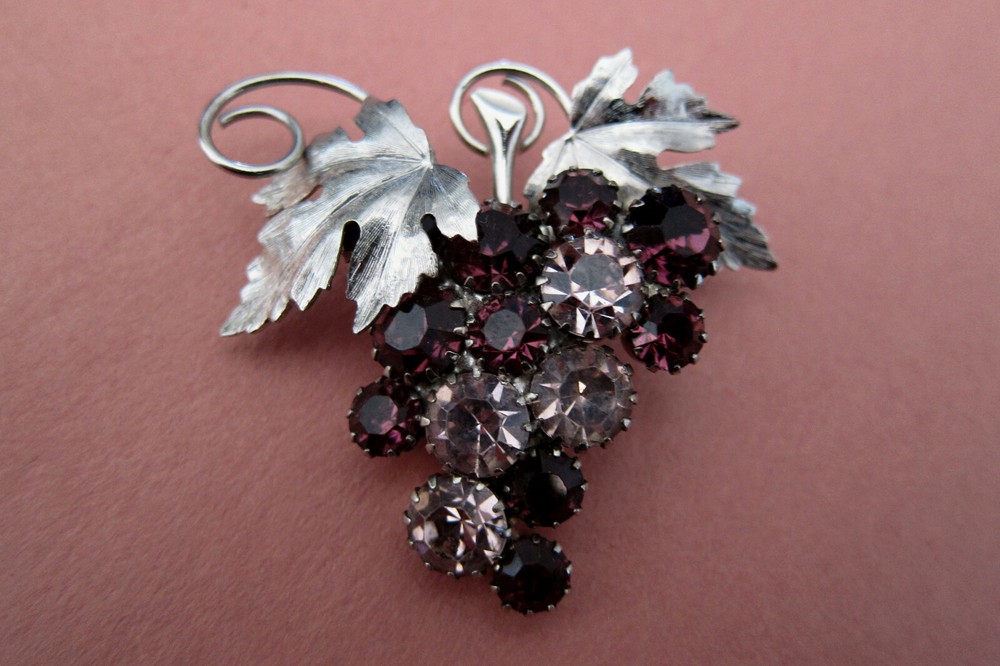 Vintage (Unsigned WEISS?) Purple/Lavender Rhinestone Grape Brooch/Pin,Silver tn