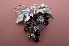Vintage (Unsigned WEISS?) Purple/Lavender Rhinestone Grape Brooch/Pin,Silver tn