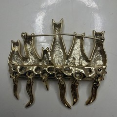 Vintage AJC Six Cats Sitting On A Shelf W/ Moving Tails Brooch in Gold Tone